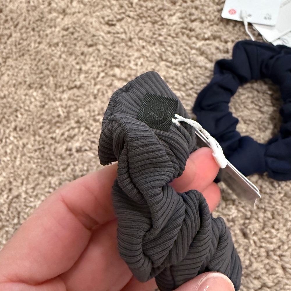 Set of 2 lululemon athletica Navy & Charcoal Bow Scrunchie NWT - Picture 4 of 6